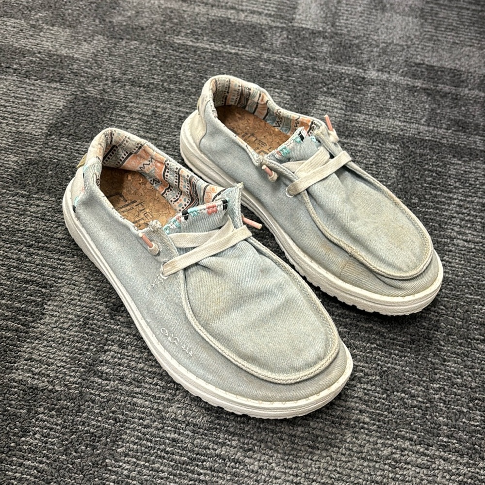 Hey Dude Wendy BoHo light denim size 6